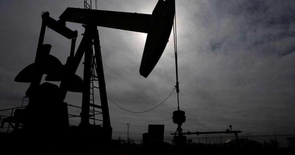 Petróleo fecha sem direção única com acordo para reabrir Ormuz no radar