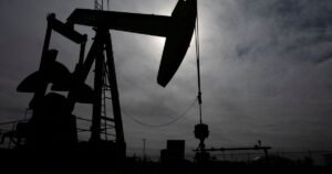 Petróleo fecha sem direção única com acordo para reabrir Ormuz no radar