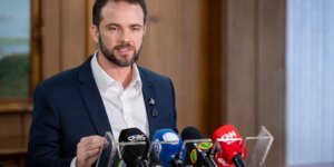 Salário mínimo deverá subir para R$ 1.741 em 2027, diz Durigan