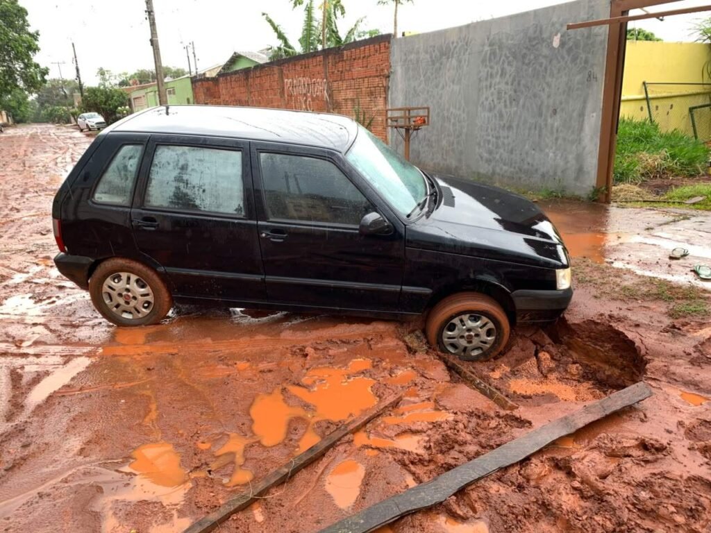 Carro cai em buraco após temporal em Campo Grande