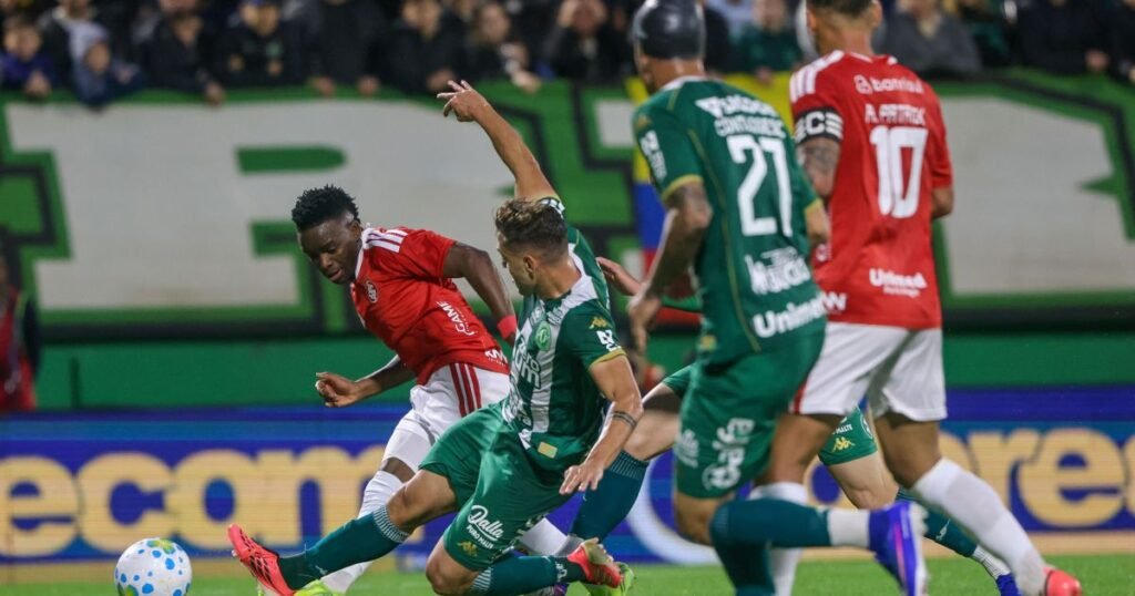 Chapecoense 1 x 2 Internacional: veja os melhores momentos do Brasileirão