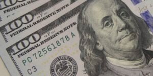 Dólar cai a R$ 5,08 e atinge menor valor em um mês