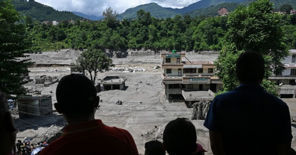 Equipes da China vasculham ruínas em fronteira devastada por enchentes