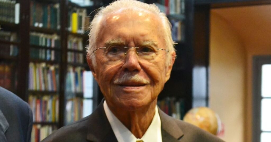 José Sarney continua internado e evolui em tratamento de pneumonia