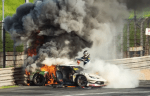 Piloto salva colega de carro em chamas após acidente em corrida na China