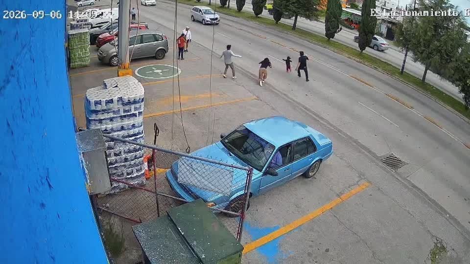 Vídeo: Homem salva criança de ser atropelada em rua movimentada no México